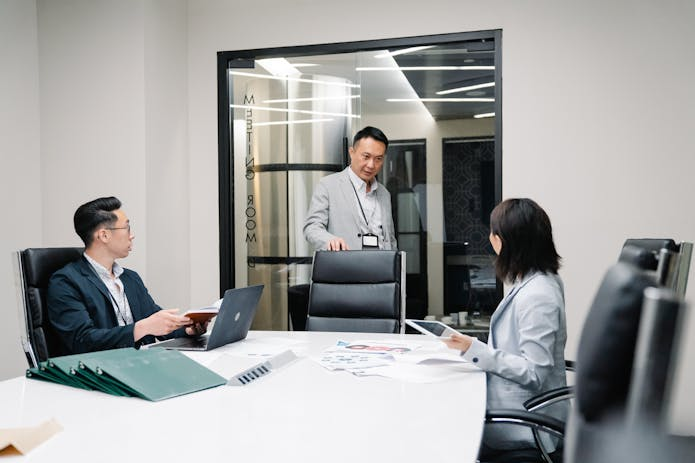 Professional discussion between a man and woman in a conference room. Houston 18 Wheeler Attorney.