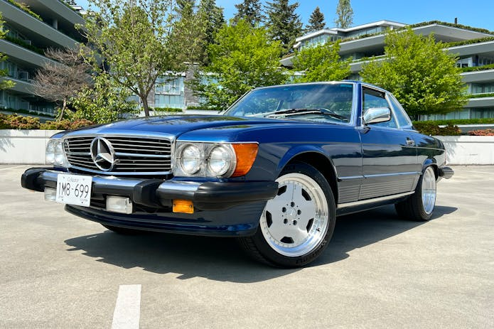 Behold the magnificent Mercedes Benz SL500 in a parking lot. Seek the expertise of an auto claim attorney near you.