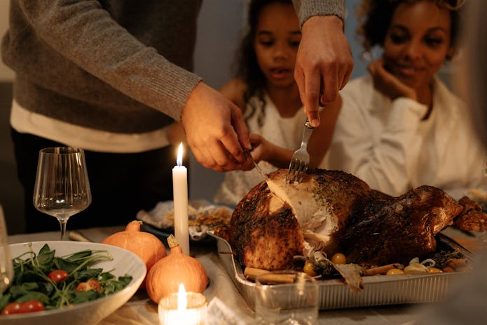 Enjoy a heartwarming Thanksgiving dinner with family at Fast Food Places Near Me in New York.